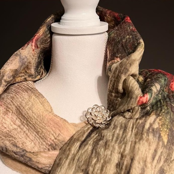 Wool shawl - Floral Wool & Silk shawl very soft & warm Hand crafted L 74”
W 24” - Picture 3 of 13